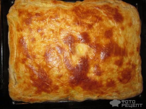 пирог с капустой из слоеного дрожжевого теста в духовке. слоеные пироги. слойки с капустой. слоёное тесто с капустой. слоеное бездрожжевое тесто рецепты с капустой.