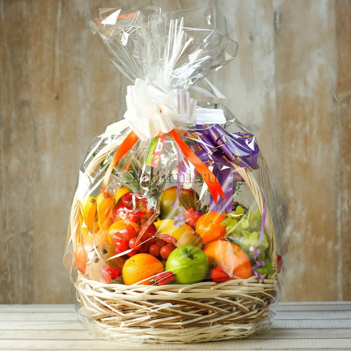 Упаковка корзины с фруктами. Упаковать корзину с фруктами в прозрачную пленку. Корзинка с орехами в подарок. Корзина с фруктами в подарок. Во что упаковать фрукты в подарок.