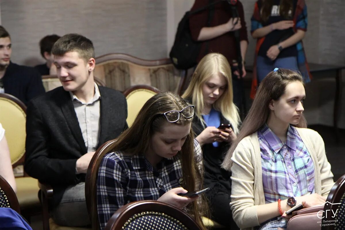 Группа девушек. Девственник и опытная девушка. Девственницы самоубийцы хейден. Spoiledvirgins nicole. Дженнифер холлэнд в фильме американский пирог.