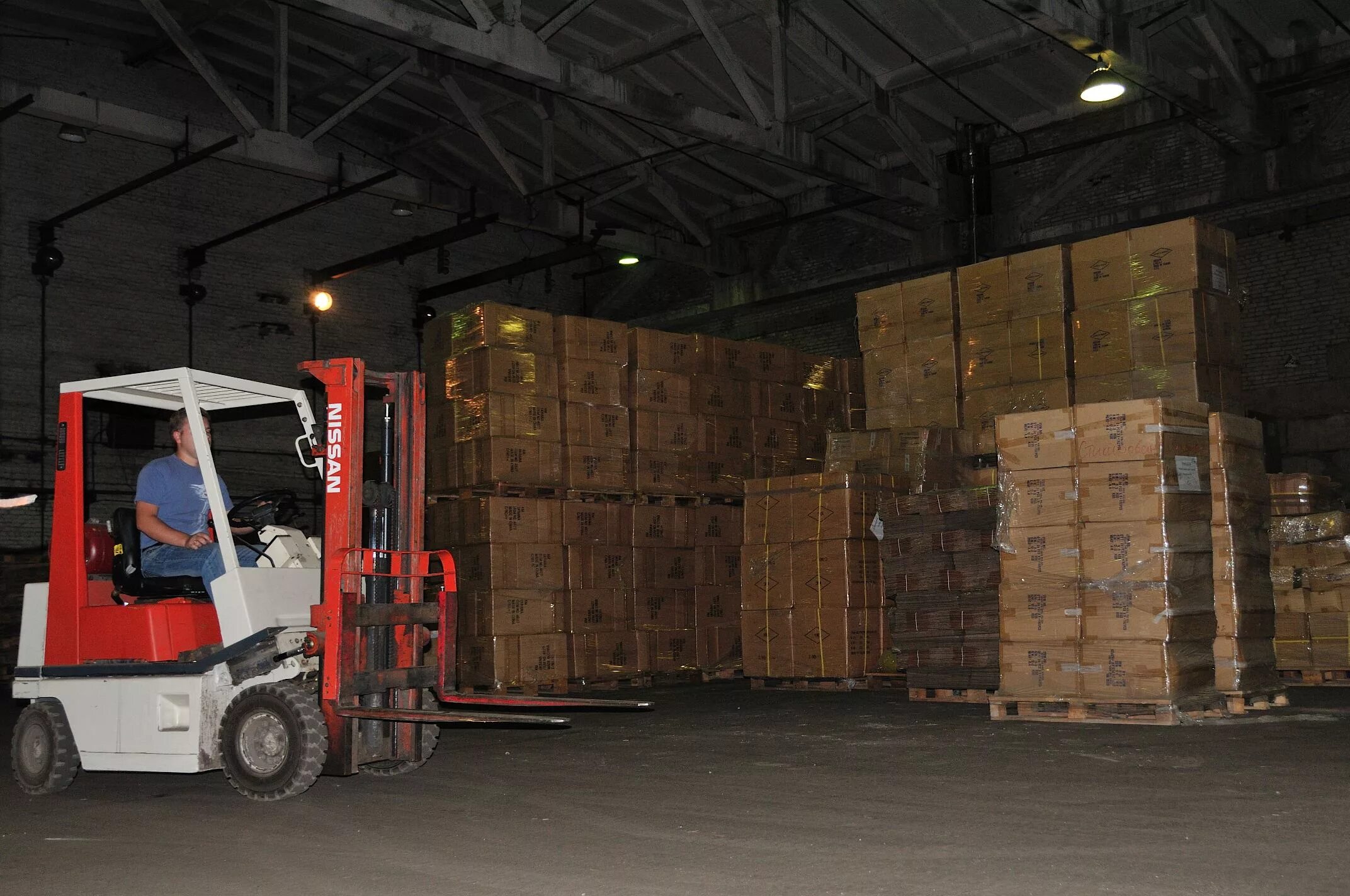 Погрузочно-разгрузочная машина sc 80-9 000000090. Вагонов. Разгрузка биг бэгов погрузчиком. Погрузка товаров стар рейл. Щит в контейнере.
