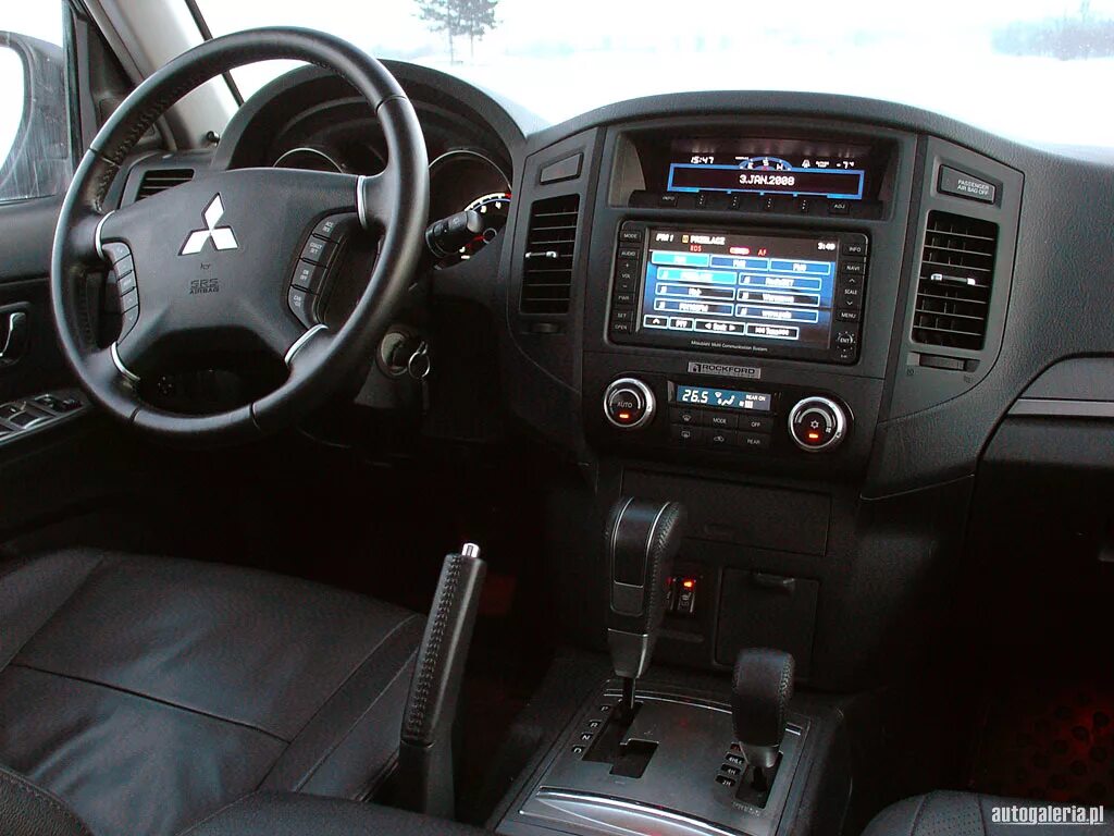 Pajero 3 салон. Салон паджеро 2 правый руль. 2 салон. Mitsubishi pajero 2004 салон. 2.