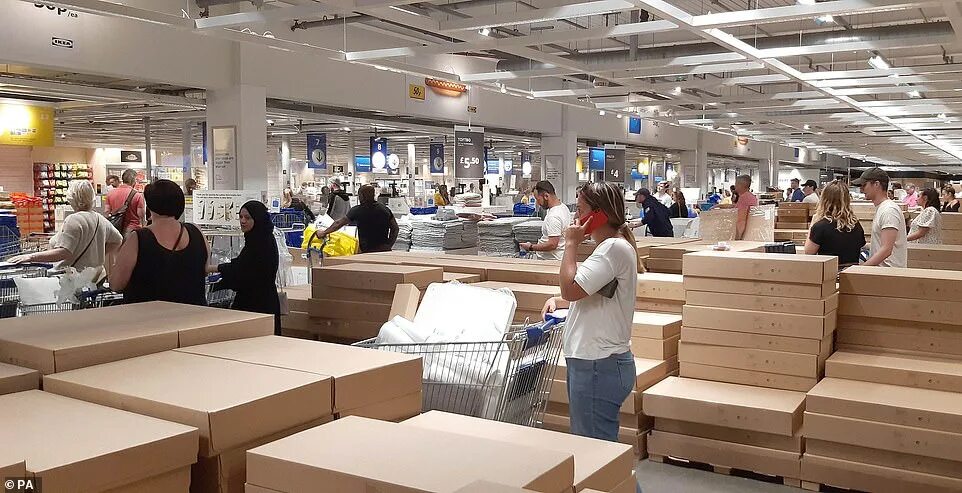 Икеа магазин. Реклама икеа. Покупатели в икеа. Ажиотаж в икеа. Икеа покупки.