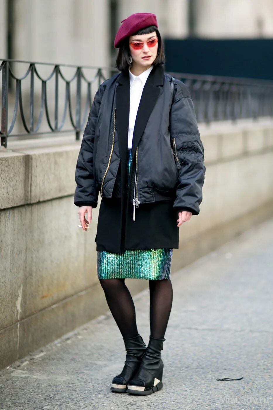можно одевать куртку. образы с красной курткой. стильные образы с беретом. можно одевать куртку. можно одевать куртку.