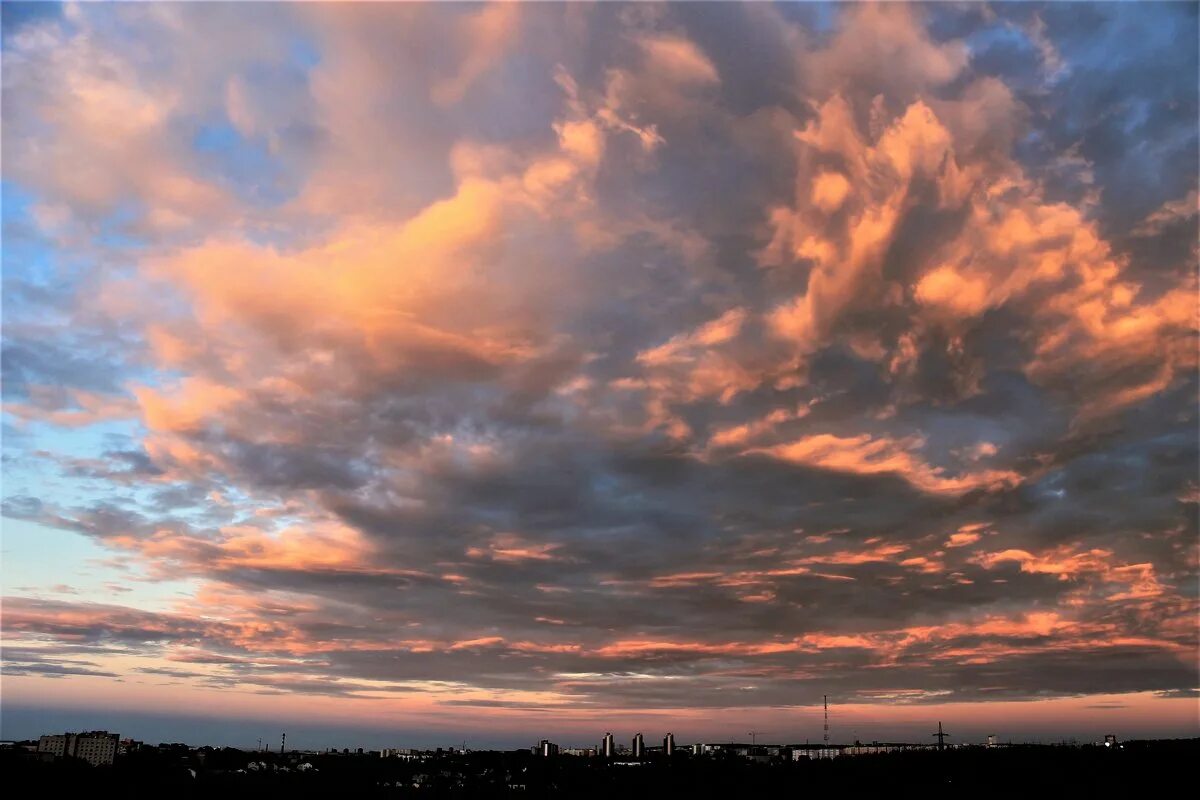 закатное небо. бронза небеса. памятники структурные. бронза небеса. небо солнце.