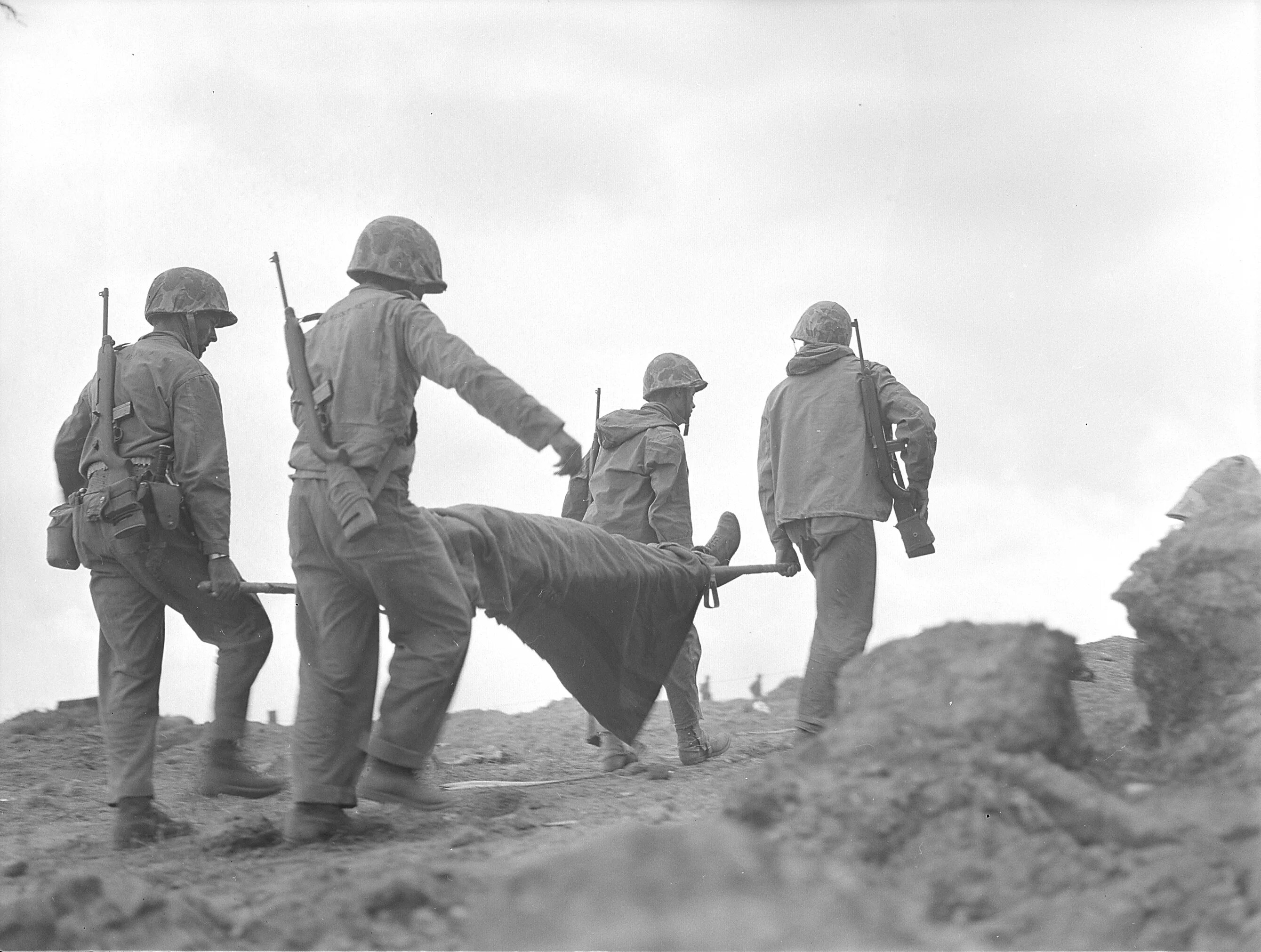 Несчастья войны. Битва за остров Иводзима. Us Marines Iwo Jima 1945. Иво Джима остров.