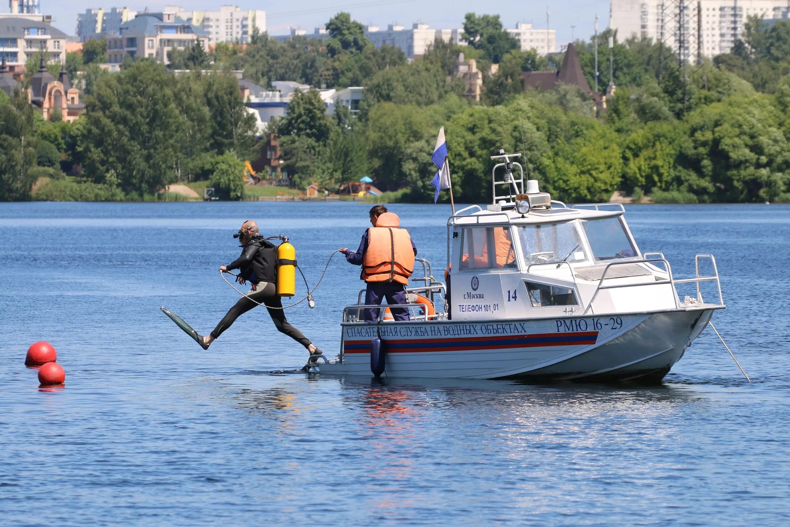 Спасательные работы на воде средства спасания. Катер ГКУ МГПСС. Московская поисково спасательная служба на водных объектах. Спасательные лодки МГПСС. Катер МЧС серебряный Бор.