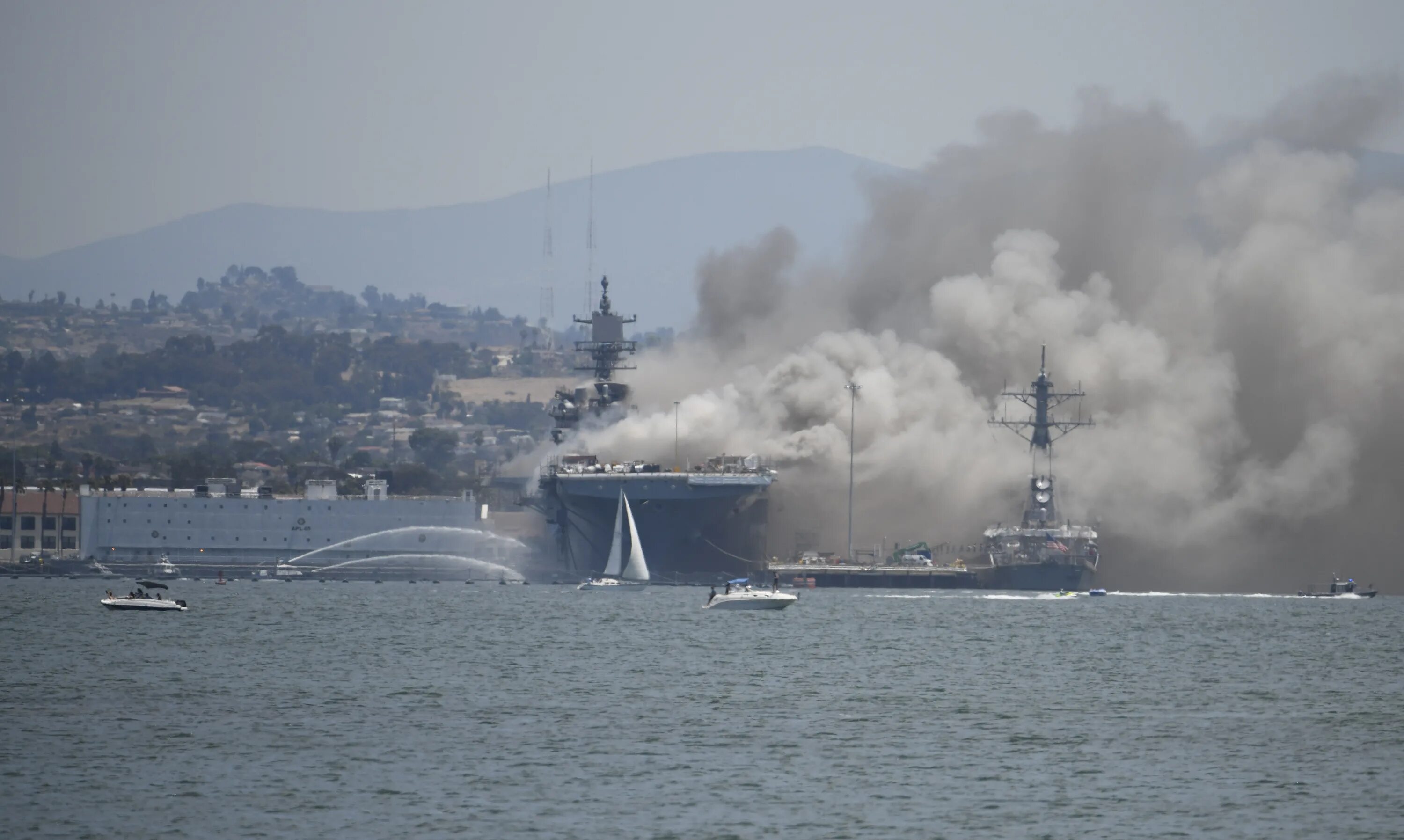 Американский корабль в красном море хуситы. Сан Диего база ВМС США. База ВМФ США Сан Диего. Bonhomme Richard ВМС США. Пожар в ВМС США USS Bonhomme Richard.