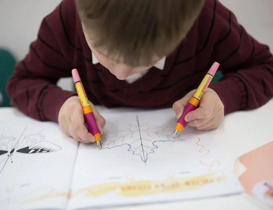 Развитый отличный. Левша правша и амбидекстр. Рисование леворукого ребенка. Рисуем двумя руками для детей. Дети амбидекстры.