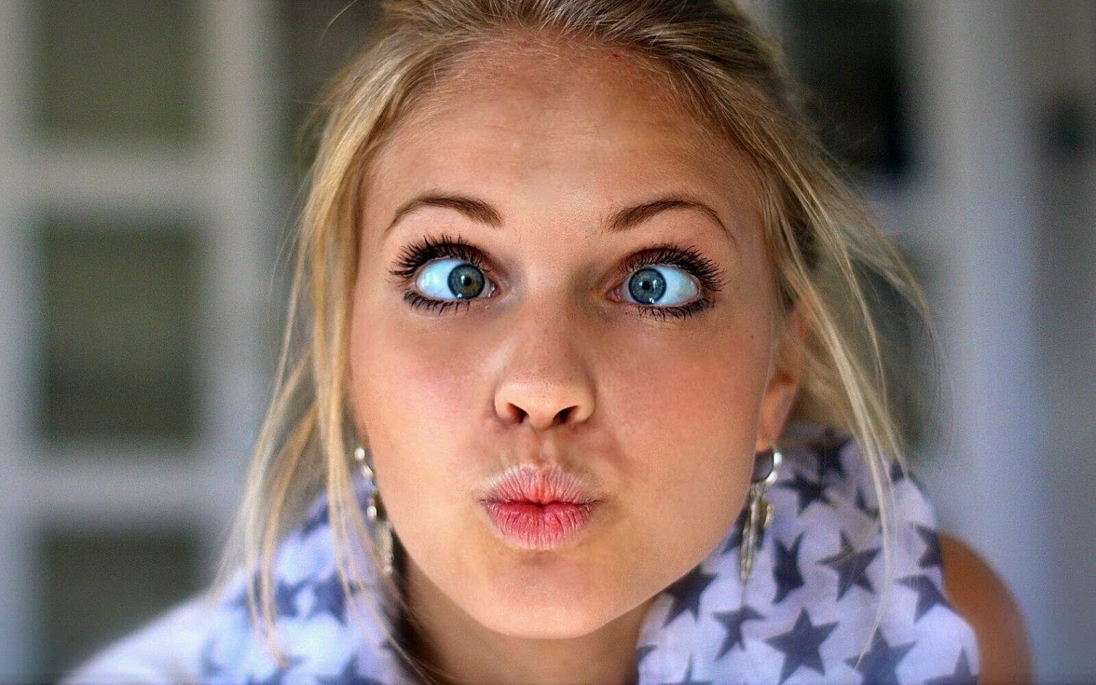 Портрет удивленной девушки. Удивление эмоция. Анна семенович рот. Девочка удивляется. Удивленное лицо девушки.