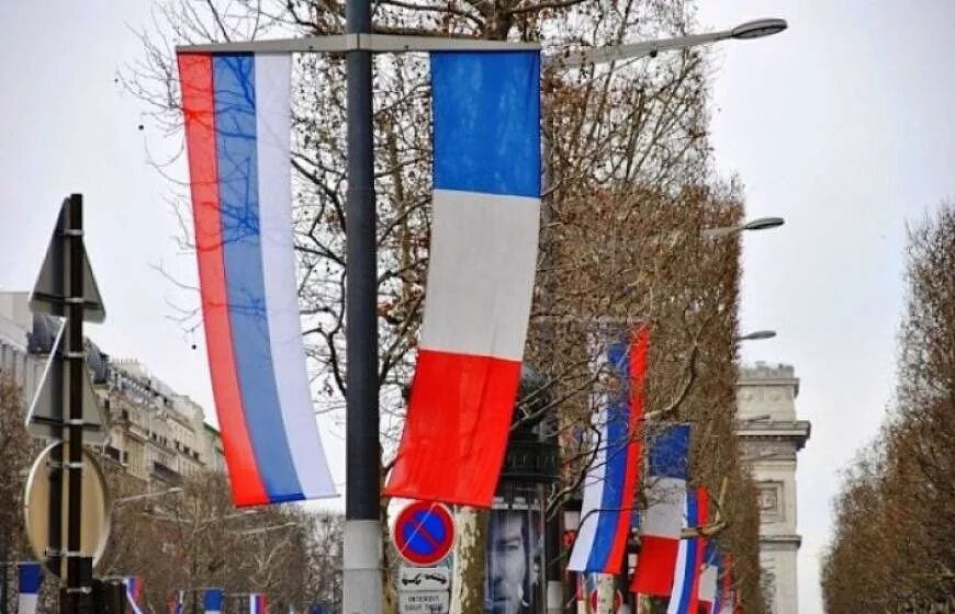 Флаг русской франции. Французский флаг и российский. русский и французский флаги.