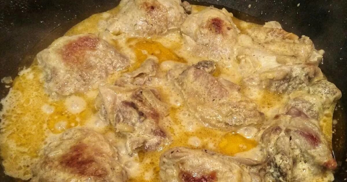 Курица на сковороде с сыром и сметаной. Курица тушёная в сметане на сковороде. Курочка в сметане на сковороде. Курочка тушеная в сметане в казане. Кура тушеная со сметаной.