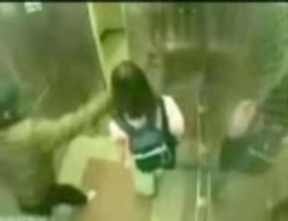 Насилие камера наблюдения. МАНЬЯК напал на девочку в лифте. МАНЬЯК нападает на девушку. Нападение на девушку в лифте.