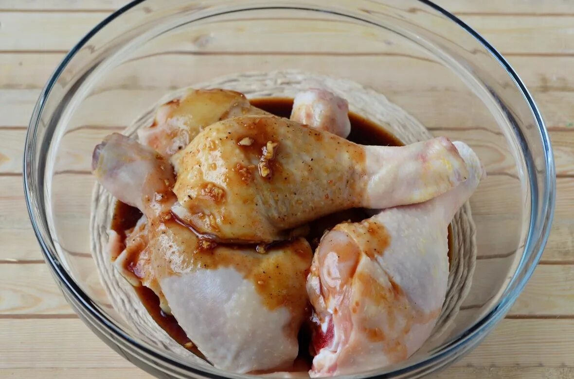 Рецепт маринада курицы целиком. Голень в маринаде. Маринад для курицы. Голень куриная в маринаде. Куриные ножки в маринаде.