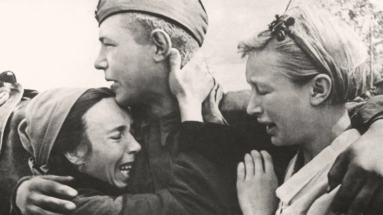 Провожала поля мужа. Провожают на войну 1941. Проводы на фронт. Семья провожает на фронт. Мать солдата Великой Отечественной войны.