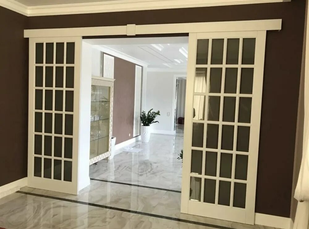 Сдвижные двери классика. Кассетон раздвижные двери. раздвижные классические двери. двойная раздвижная дверь. межкомнатные перегородки раздвижные классика.