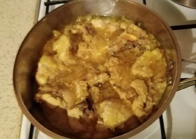 Курица по еврейски. Курица по-еврейски с луком. Курица в луке с содой рецепт. Курица по-еврейски с луком. Ингредиенты для плова с курицей.