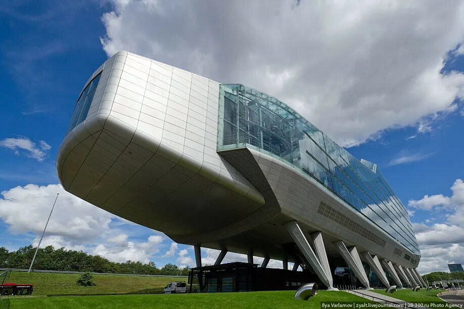 Архитектура общественных зданий. Небольшое офисное здание. Современное городское здание. W. R building.