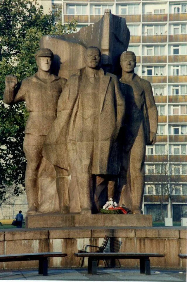 Гдр ленин берлин памятник. Памятники гдр. Гдр ленин берлин памятник. Памятники гдр. Самые известные памятники гдр.