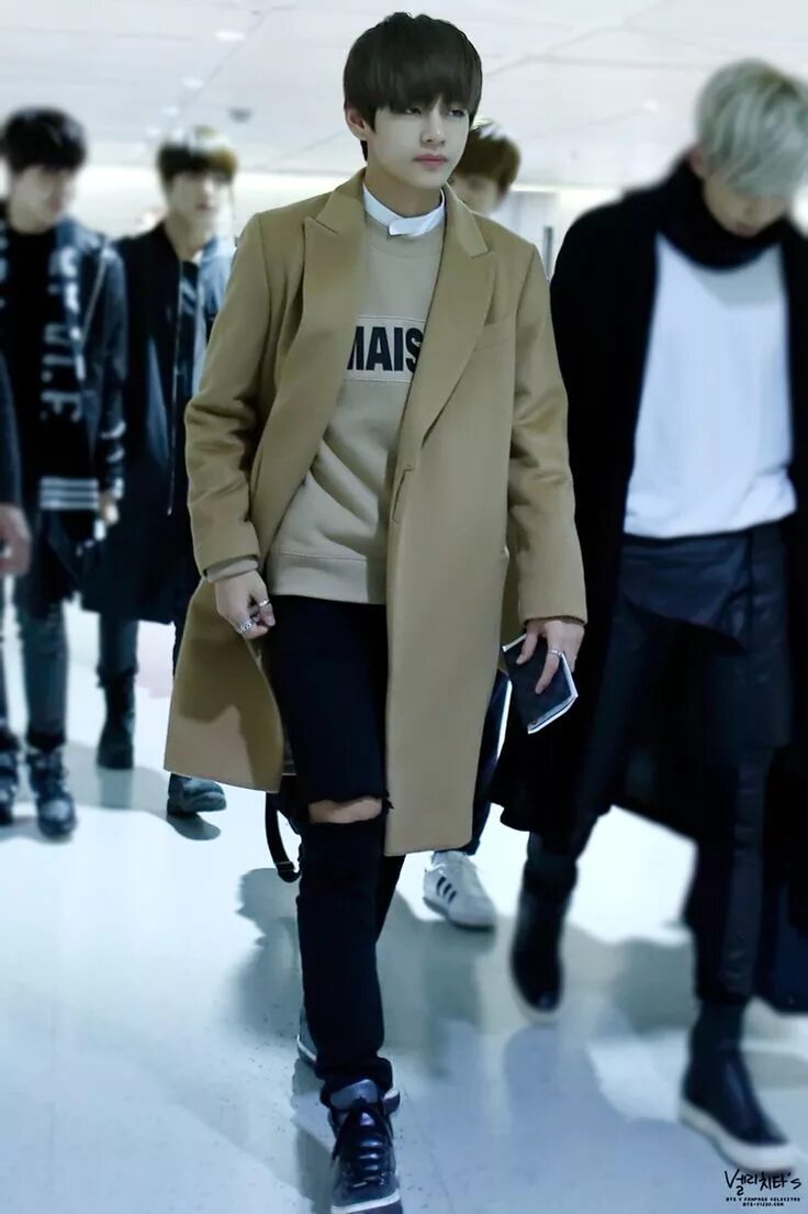 Ким тэхен хот. Ким тэхён в пальто. Походка тэхена. Чонгук бтс 2023. Чон чонгук танцы.