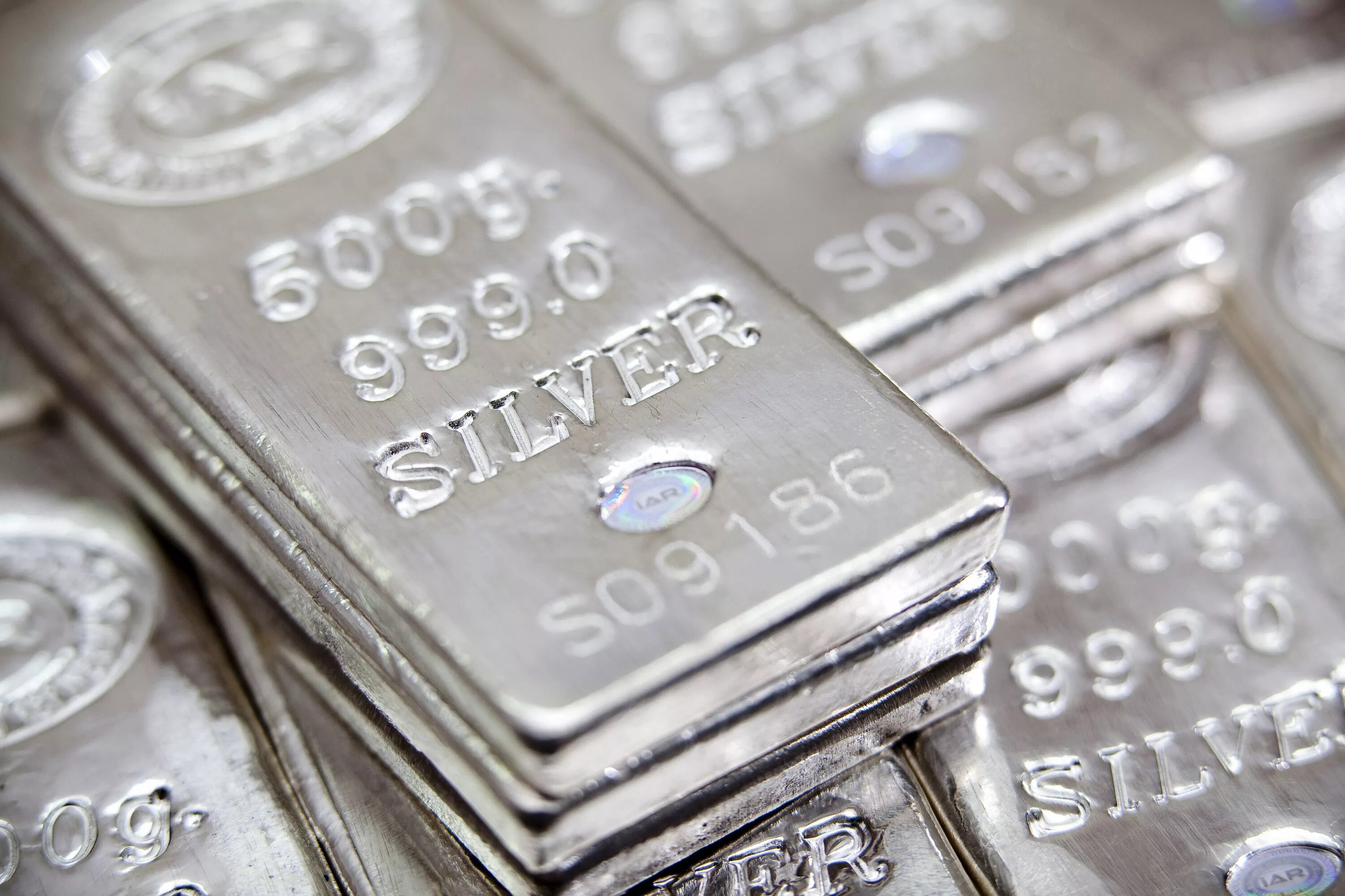 Платину надо. Серебро металл. Серебро драгоценный металл. Слиток серебра. Серебро металл слиток.