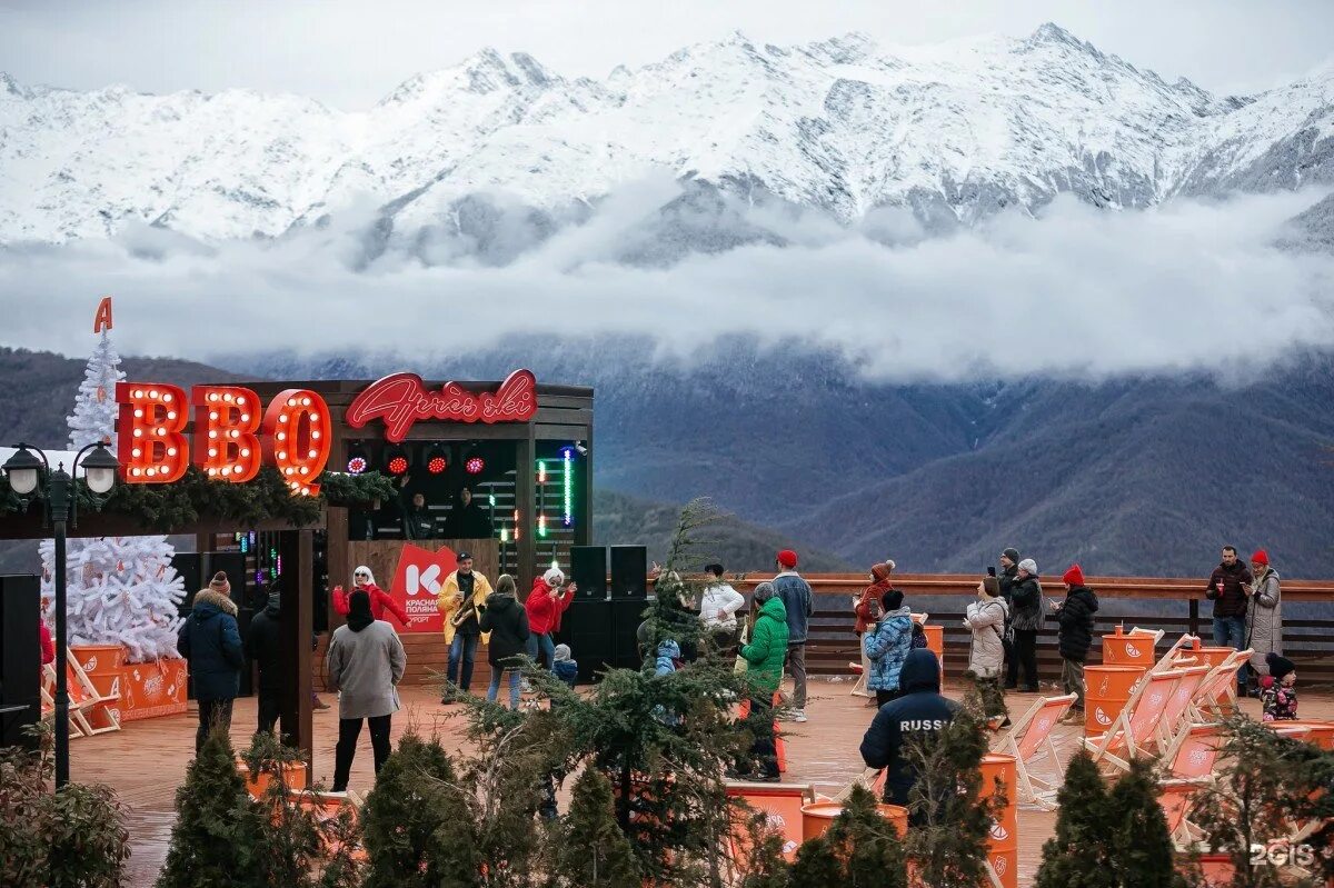 Apres ski бар красная поляна. Вечеринка в стиле apres ski. Apres ski красная поляна. Courmayeur горнолыжный курорт. Стиль apres ski фото.