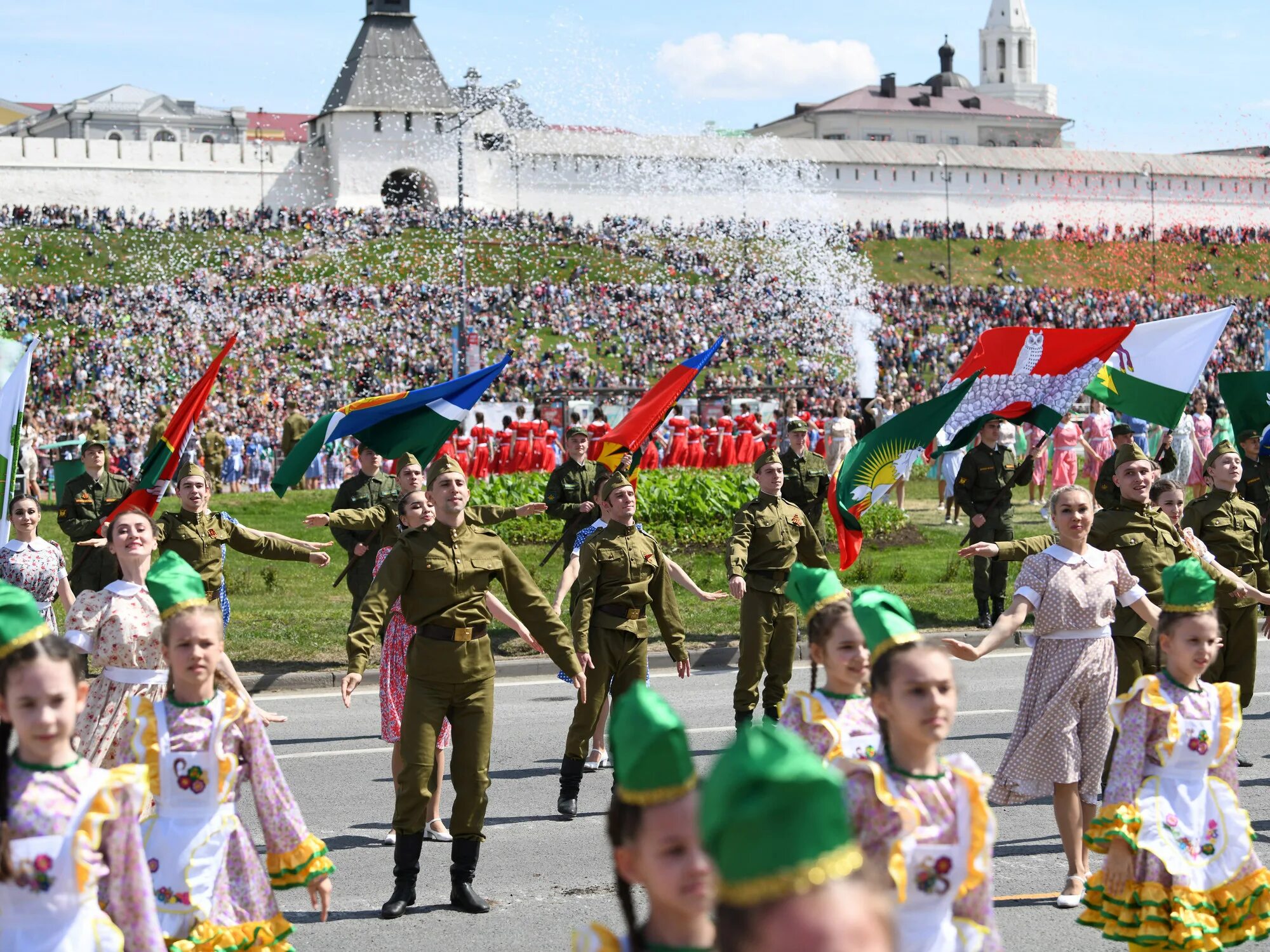 19 мая казань. Парад Победы 2022 в Казани. Парад Победы Казань площадь тысячелетия. Парад Казань 9 мая 2023. Парад в Казани 9 мая 2021.