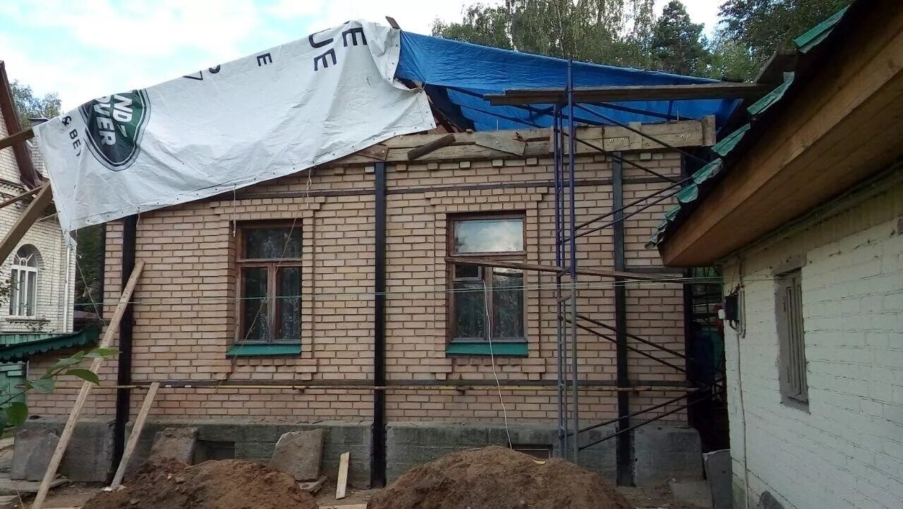 Каркас вокруг старого дома. Надстройка второго этажа в частном доме. Второй этаж над старым домом. Настройка мансардного этажа. Дом с надстройками.