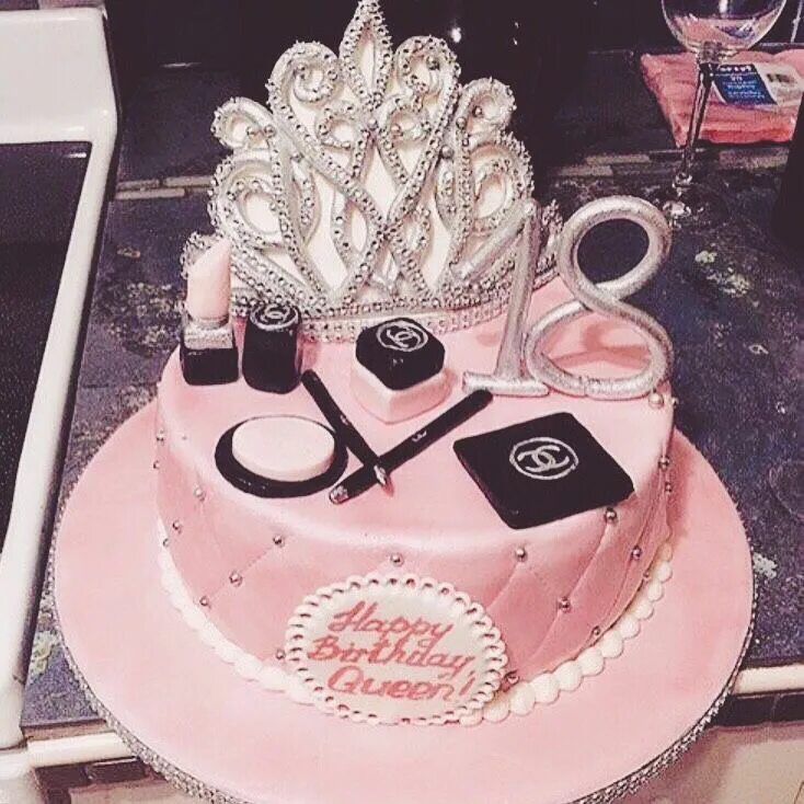 Торт девушке 22. Гламурные тортики. Торт в стиле королевы. Гламурный торт. Торт для королевы.