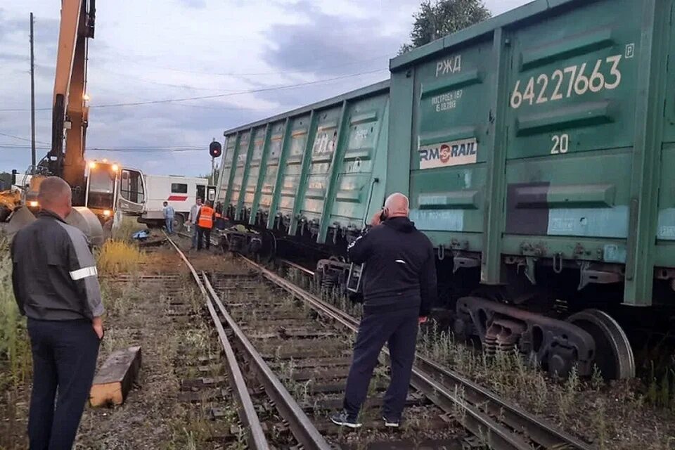 Братск жд сход. Сход поезда. Вагоны с незакрепленными бункерами. Крушение грузового поезда. Сход поезда.