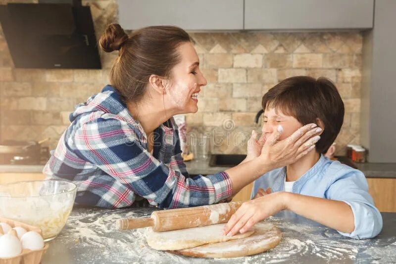 Мамочки с грязными разговорами. Две взрослые женщины пекут пирог. Mother standing at Home. Mother touching son nose. Child hands on flour.