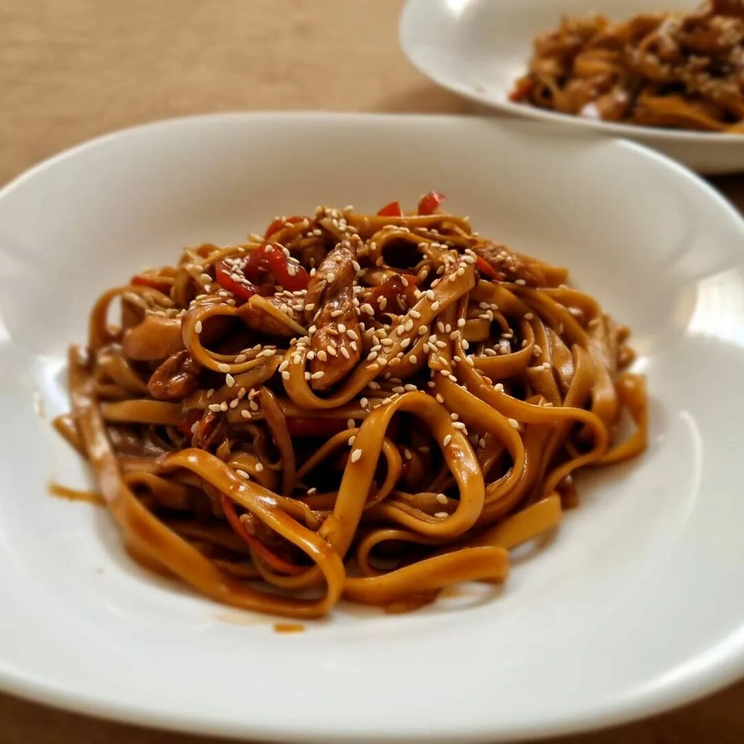 казаречче паста болоньезе. паста терияки. спагетти с брокколи курицей в соевом соусе. паста удон с курицей. паста с курицей в соевом соусе.