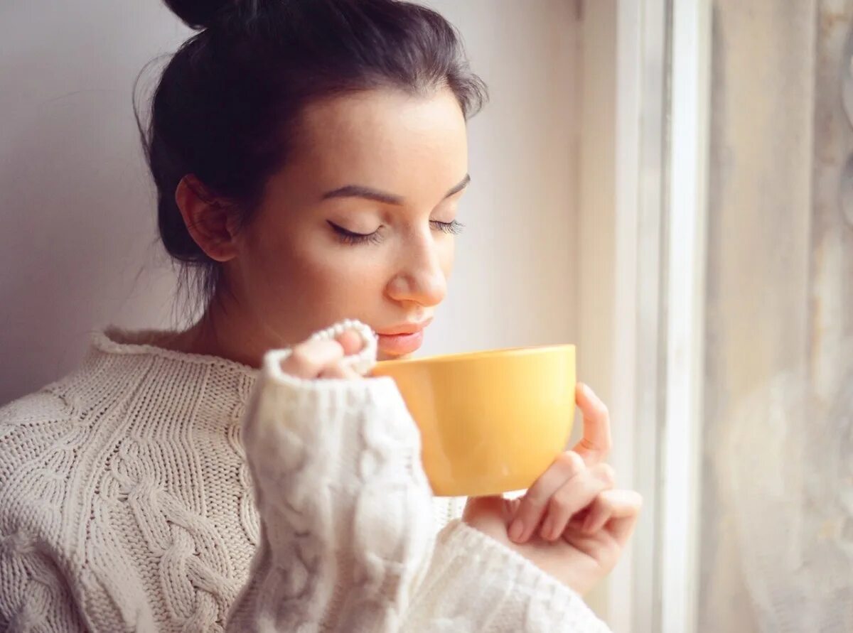 Женщина принимает на дому. Женщина пьет чай. Девушка с чаем. Девушка с чашкой чая. Пью чай.