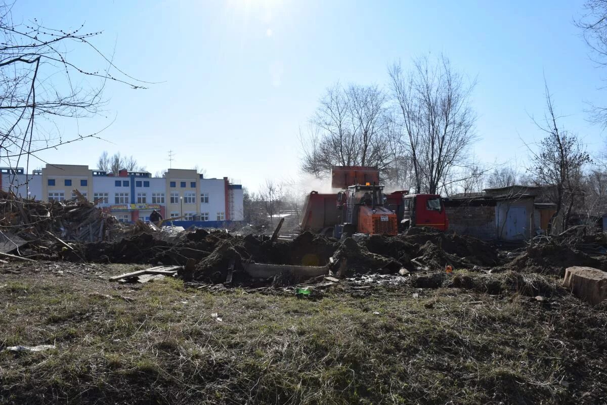 Дома под снос саратов. Бараки Саратов Ленинский район. Бараки Ленинском районе. Сносят в Саратове здание. В Саратове сносят бараки.