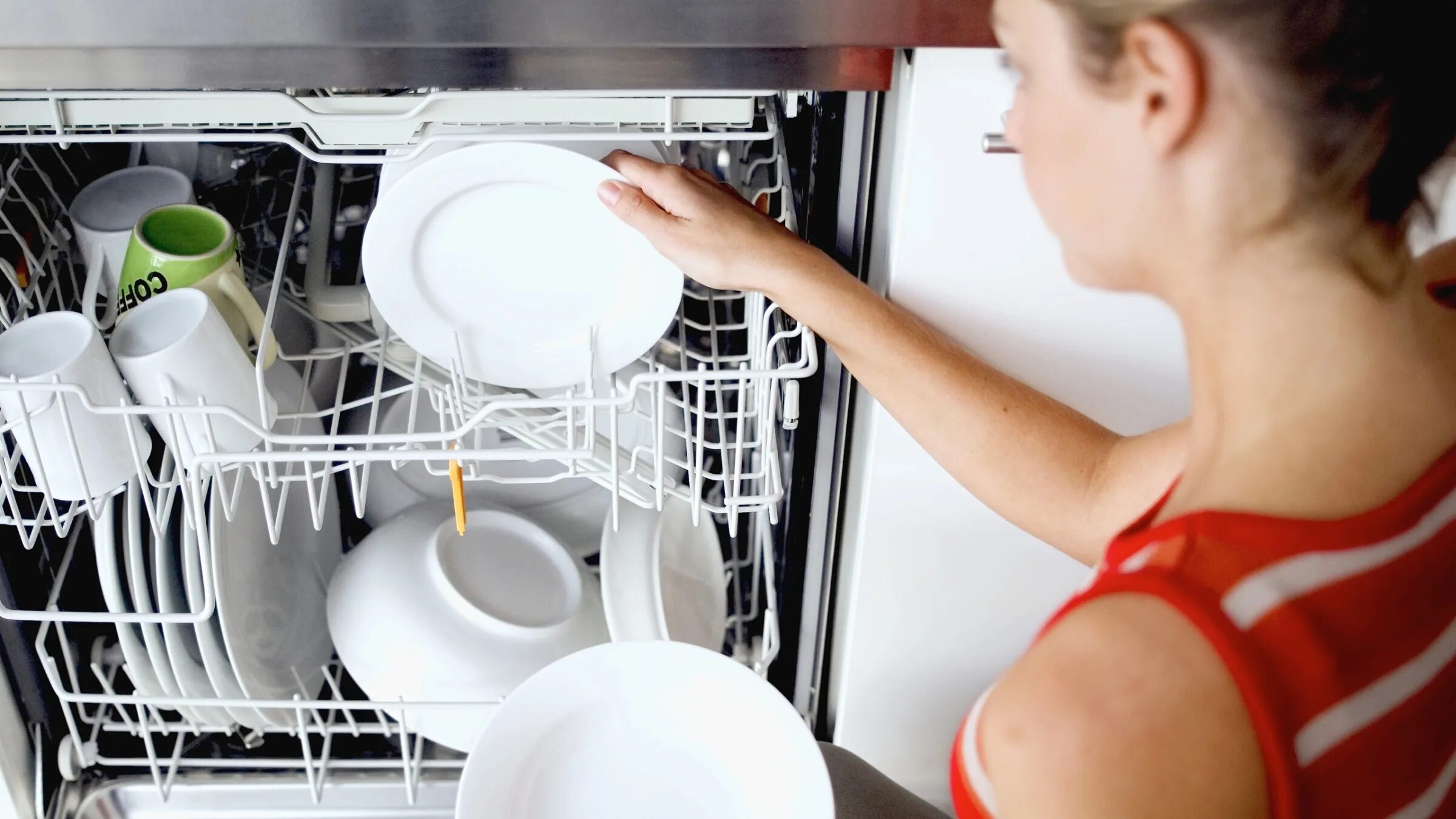 После мытья посуды в посудомоечной машине. Для посудомоечных машин. Посуда в посудомойке. Мытье в посудомоечной машине. Грязная посуда в посудомоечной машине.