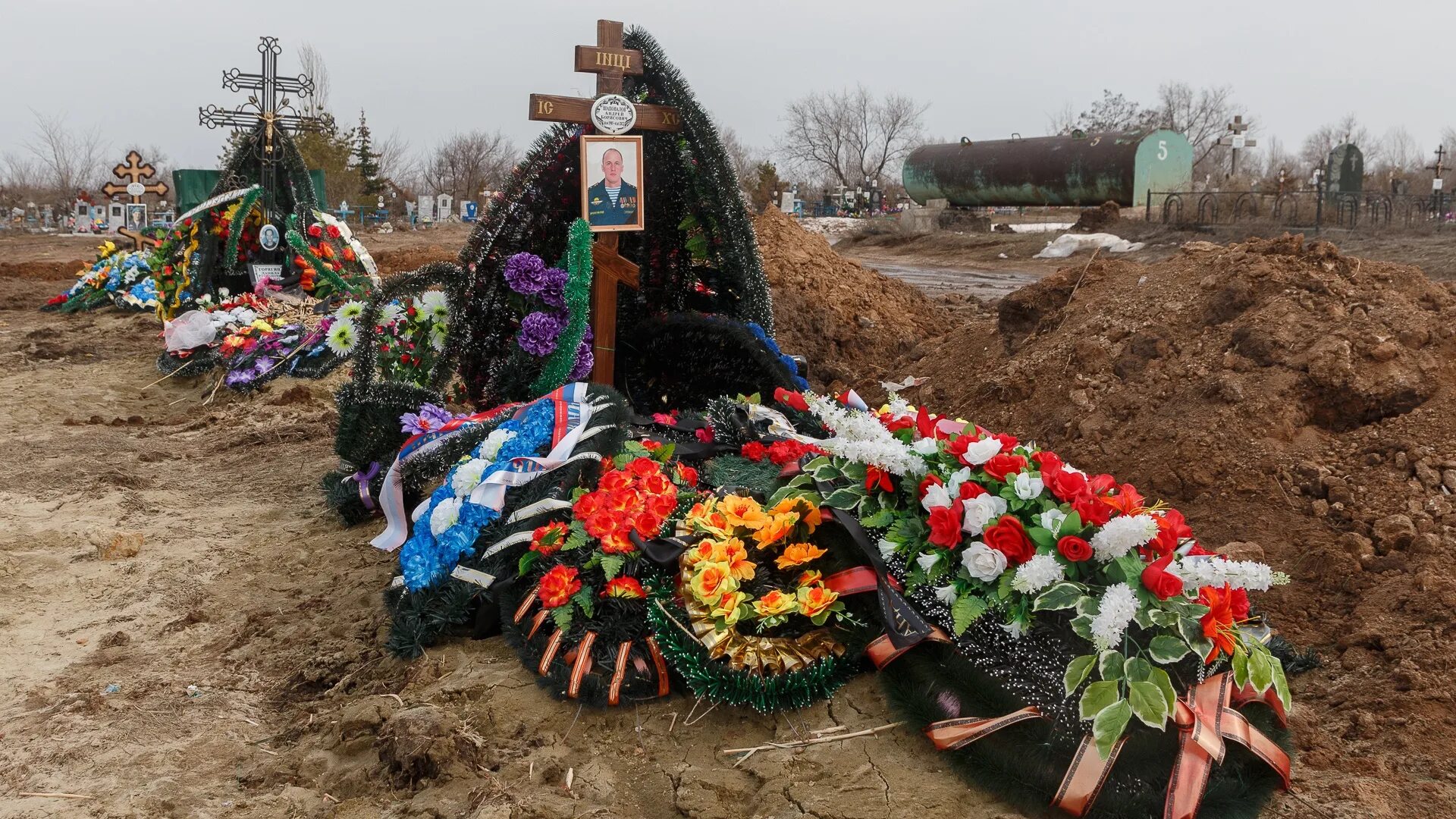 Сколько кировских погибло на украине. Могилы погибших на Украине российских военных. Могилы солдат погибших на Украине. Могилы солдат погибших на Украине Волгоград.