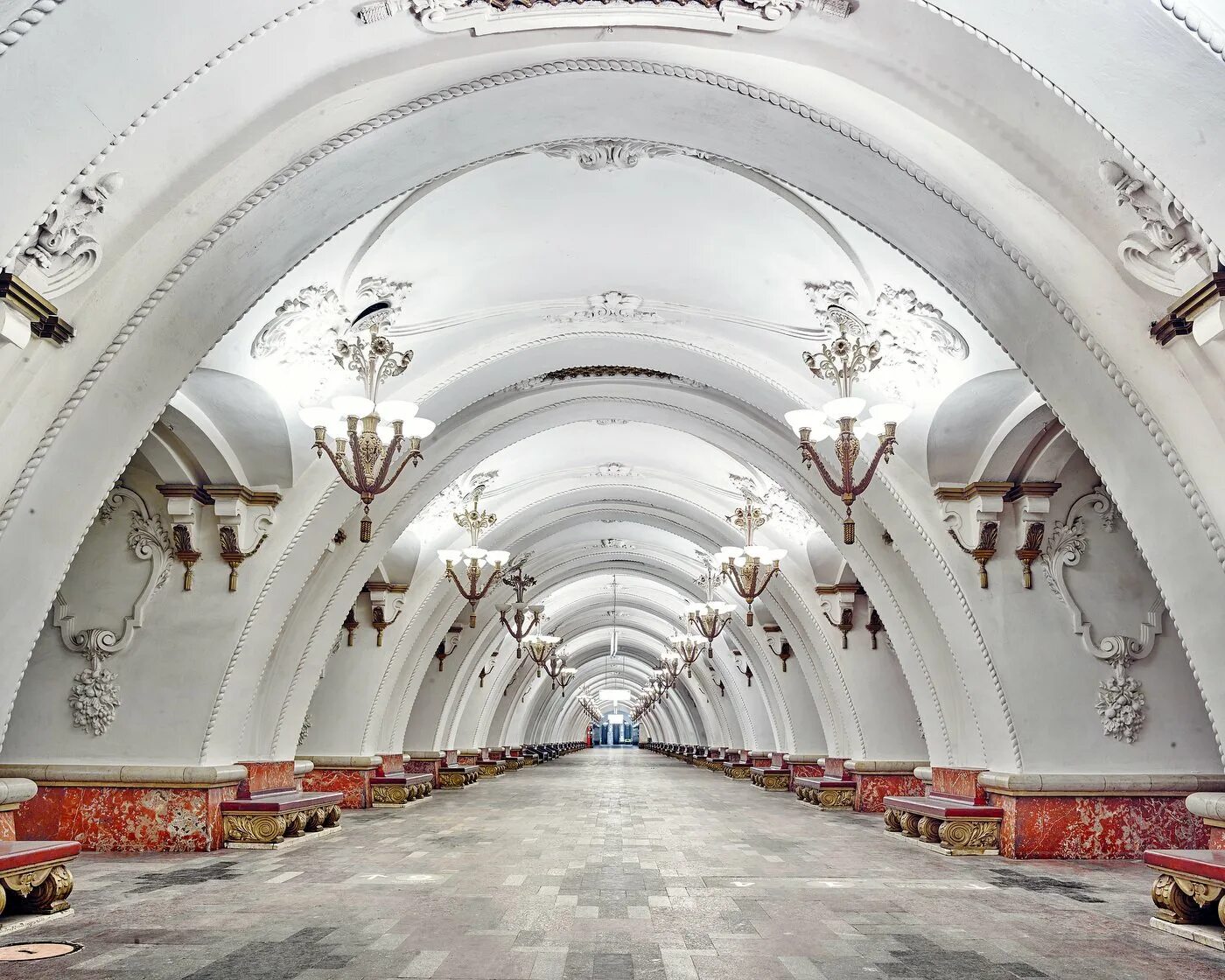 8 московский метрополитен. Московский метрополитен станция Арбатская. Арбатская станция метро Москва. Арбатская (станция метро, Арбатско-Покровская линия). Дэвид Бурдени Московское метро.