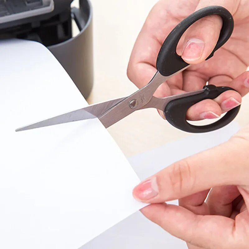 Ножницы режут бумагу. Ножницы разрезают бумагу. Разрезание бумаги ножницами. Режем бумагу ножницами.