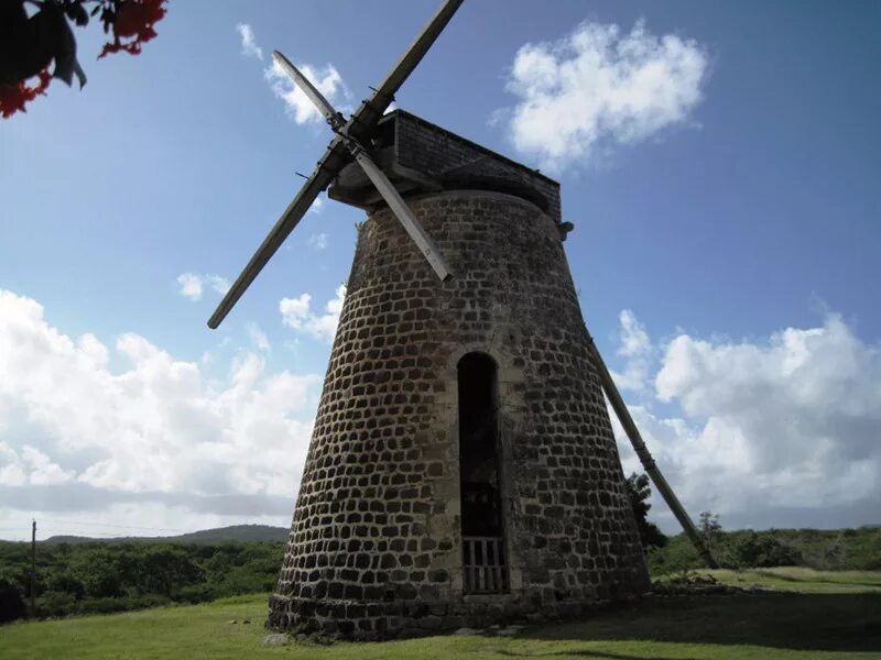 Маленькие ветряные мельницы. Ветряная мельница Средневековая каменная. Мельница 17 век Франция. Мельница Средневековая Испания. Ветряная мельница в средние века.