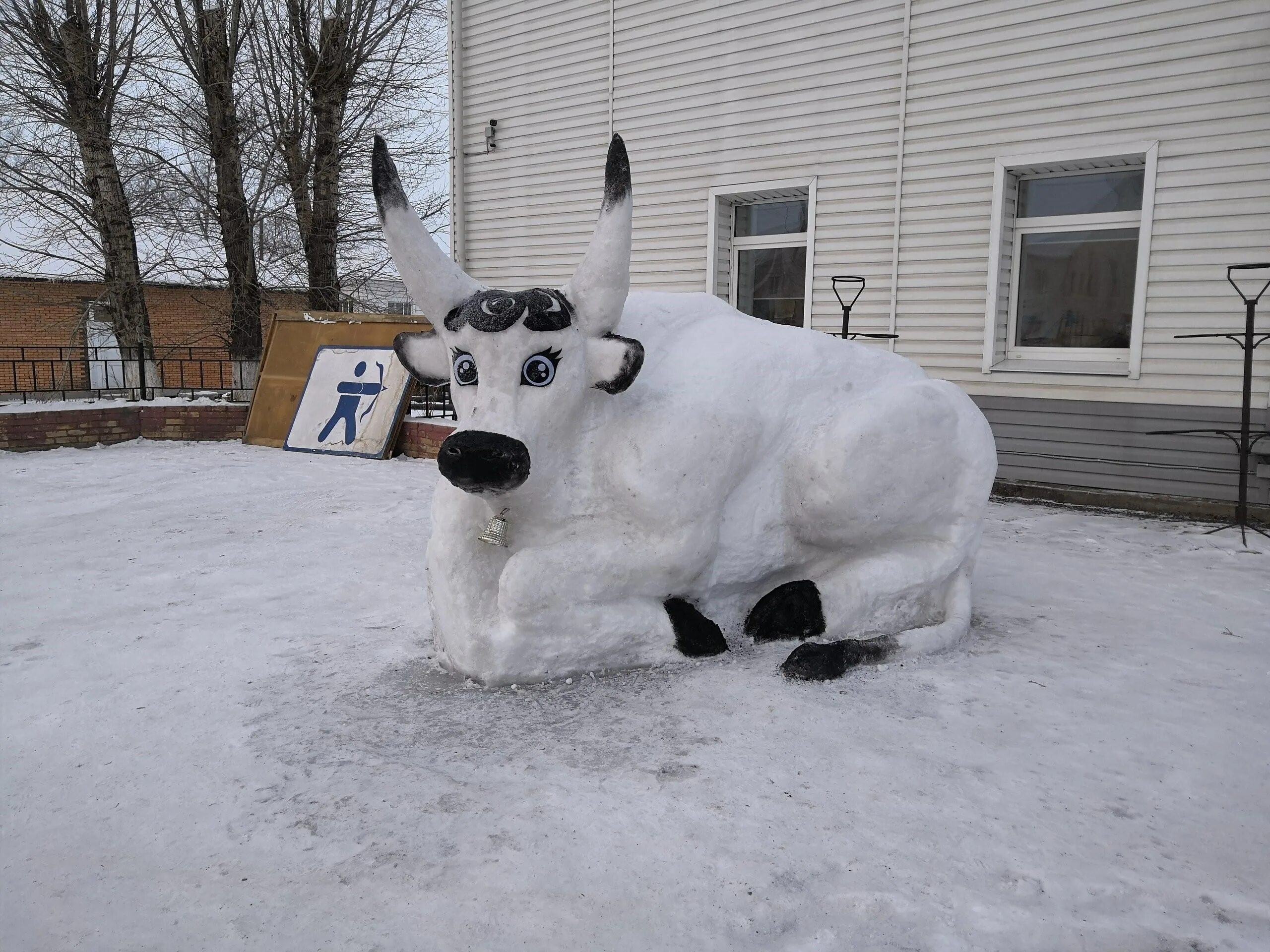 Большие мифические существа. Фигура быка из снега. Как выглядело белое чудище сооруженное детьми. Зубастики фильм 1986 фильм. Как выглядело белое чудище сооруженное детьми.