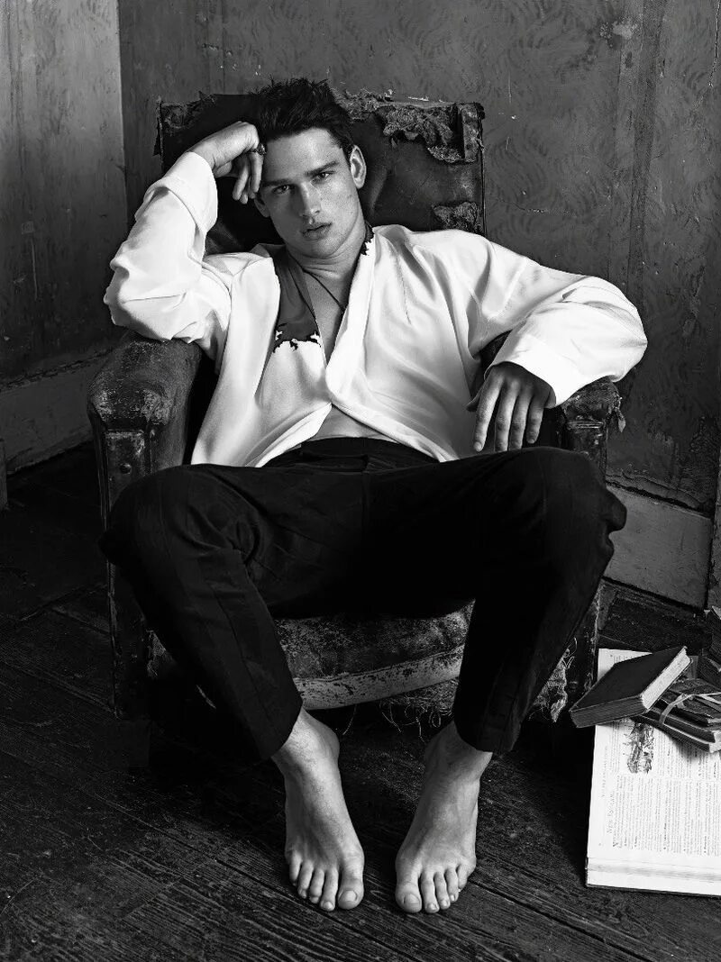 Мужская фотосессия. Мужские позы. Мужская фотосессия. David gandy пальто. Мужские модели.