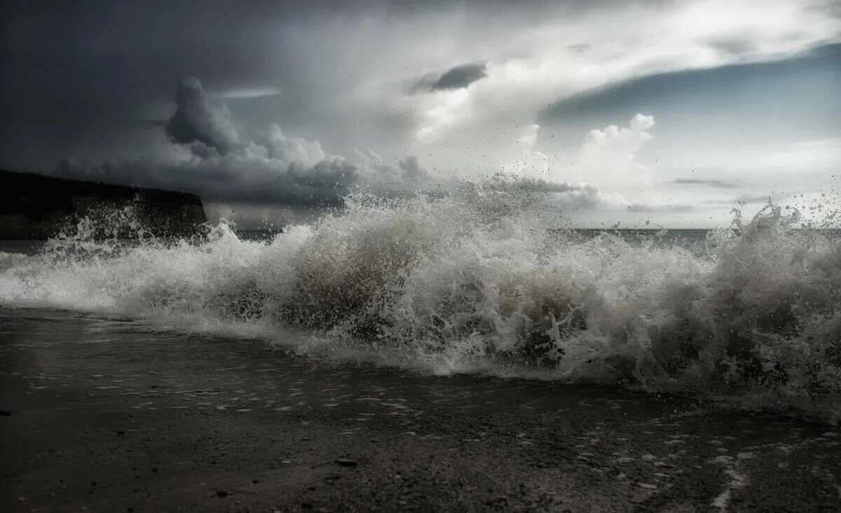 буревестник максим. грозовое небо над морем. тучи все ниже опускаются над морем. всё мрачней и ниже тучи опускаются над морем и поют. тучи все ниже опускаются над морем.