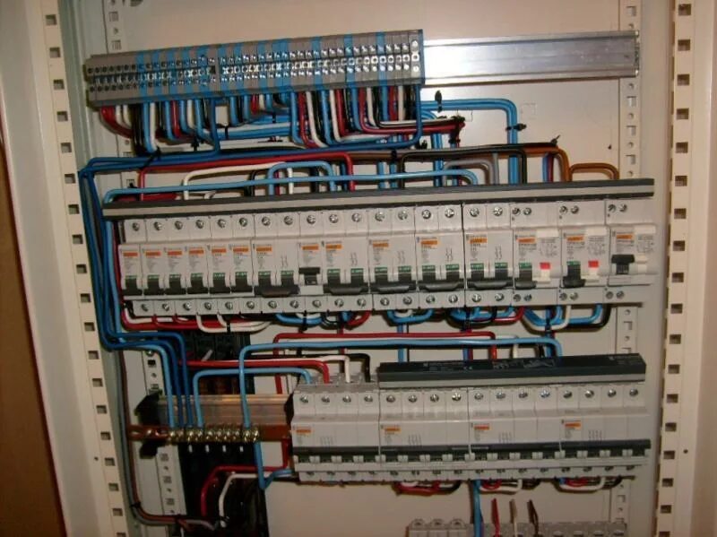 Распределительный щит для электропроводки. Распределительный щит электропроводки распределительный. Электрощит ABB на 48 модулей. Расключение электрического щитка. Щит распределительный электромонтаж.