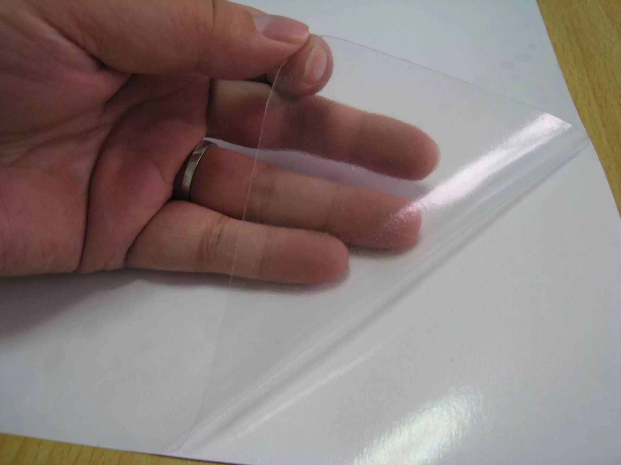 отклеивающаяся наклейка. отклеить самоклеющуюся пленку со стекла. витражная пленка на стекло самоклеющаяся. витражная пленка на стекло. самоклеющиеся обои для потолка на кухне.