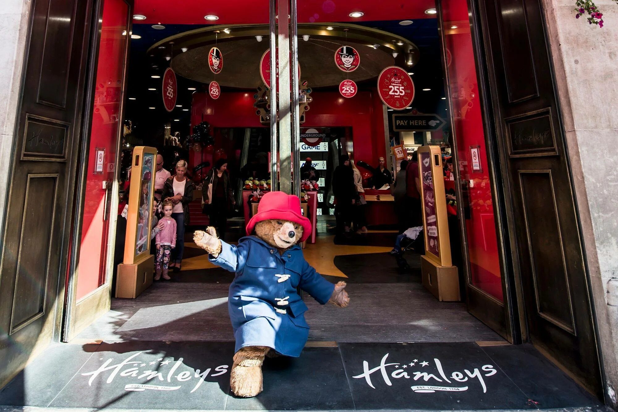 Hamleys london. Хамлес магазин игрушек Лондон. Хамлис детский магазин игрушек Англия. Hamleys магазин игрушек в Лондоне. Магазин игрушек Лондон Hamleys Паддингтон.