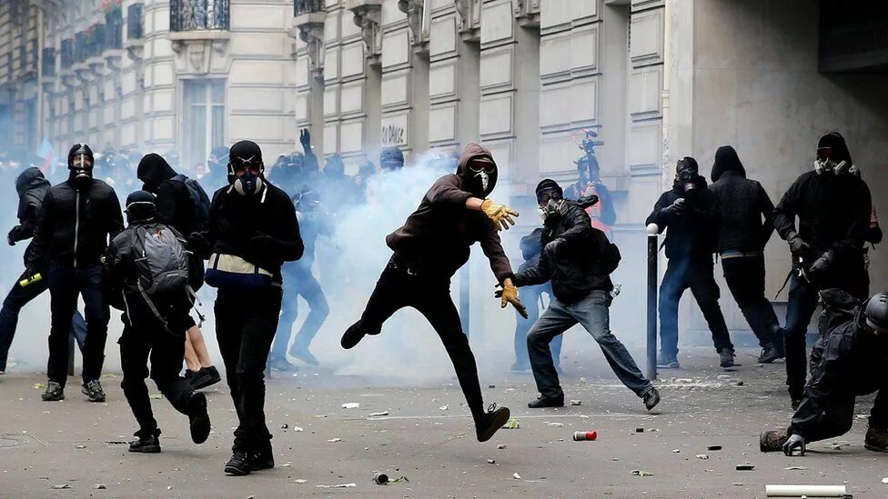 Хулиганство экстремизм. Радикал это человек. Французские группировки. Банды Франции. Люди в масках беспорядки.