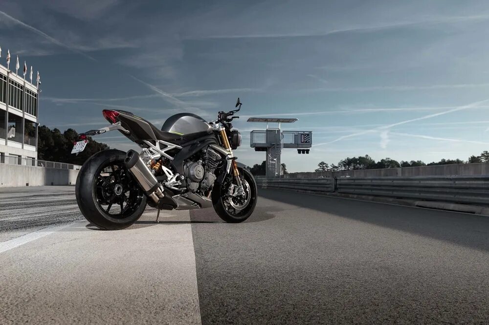 Speed triple 1200 rs. Triumph speed triple 1200. triumph rs 1200. speed triple rs 2025.