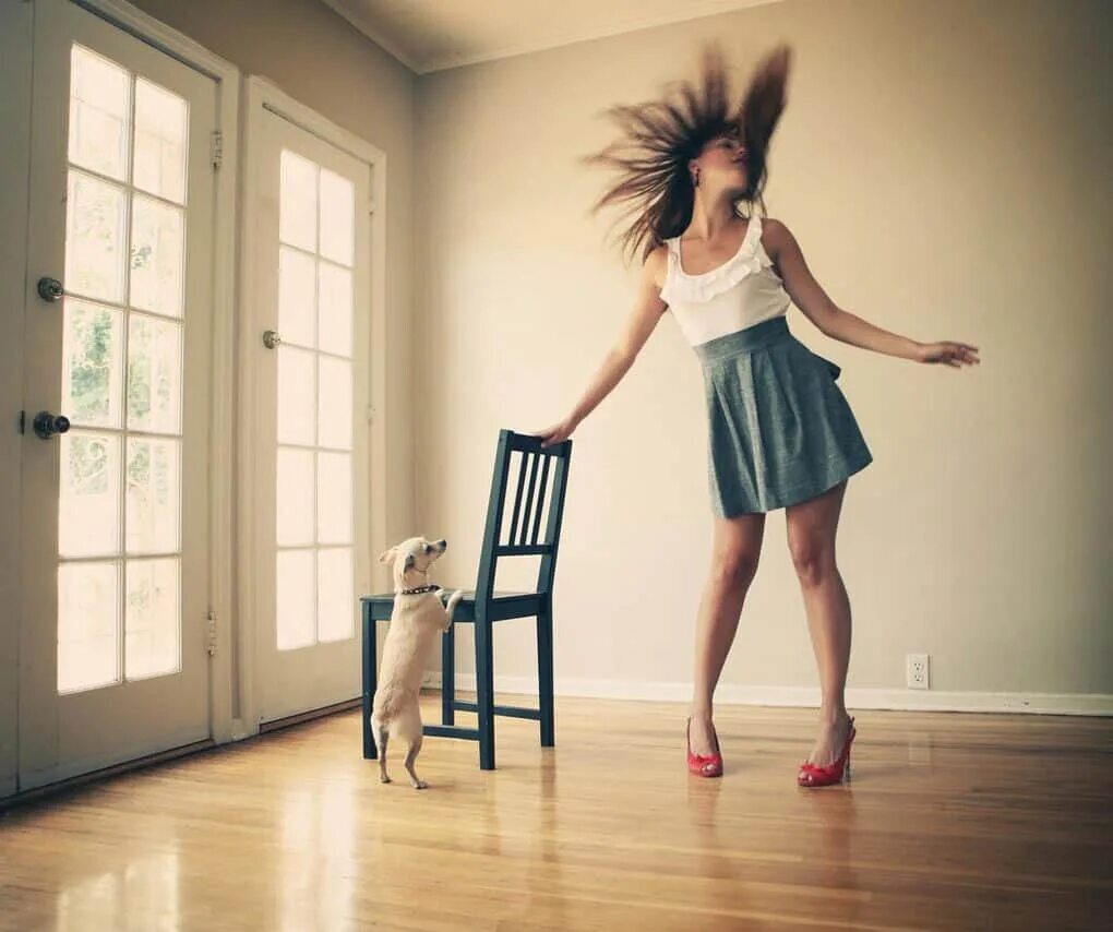 Танцует дома. Женщина танцует дома. Пара танцует на кухне. Девушка в прыжке. Танцующая девушка.