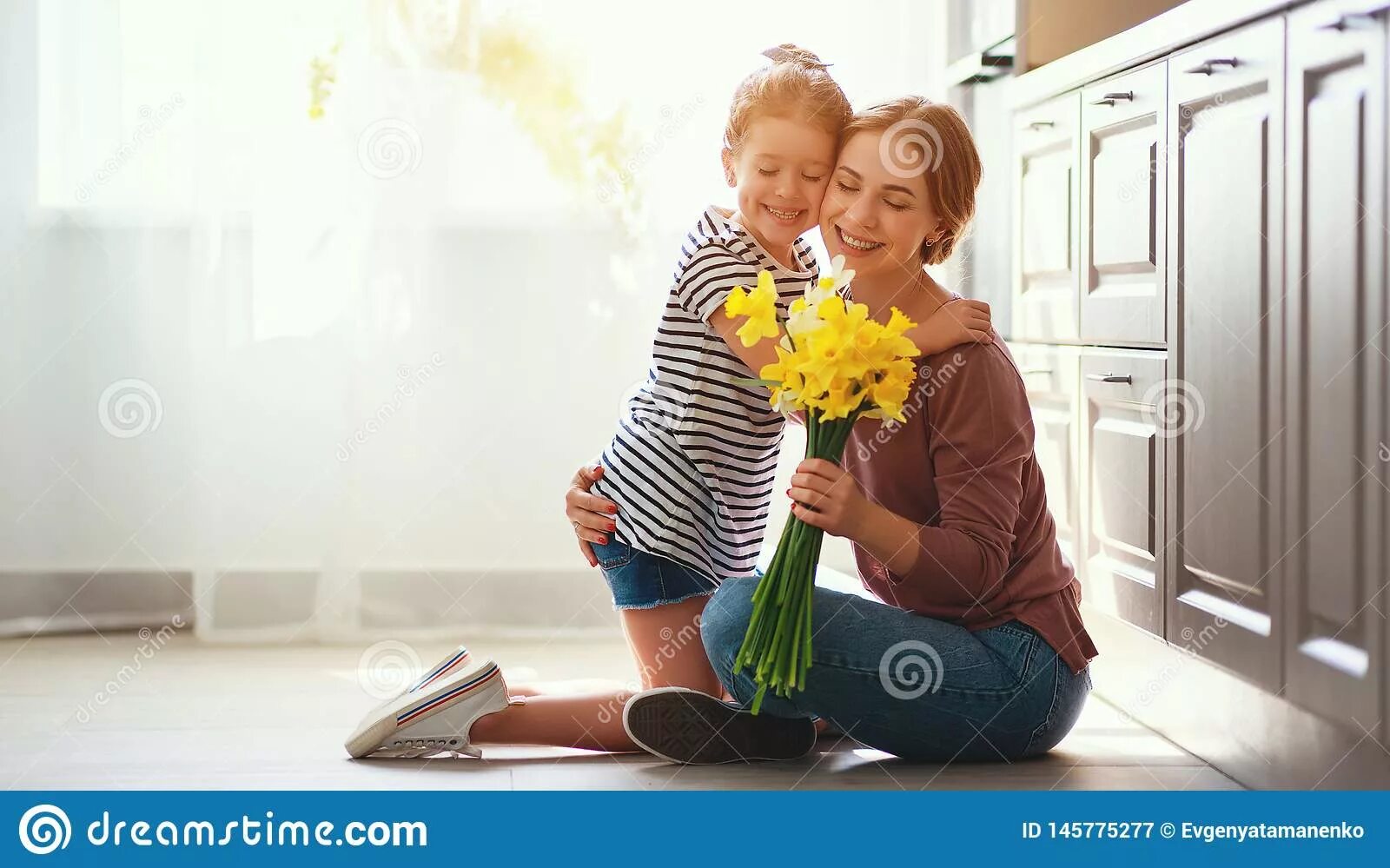 Сын подарил квартиру маме. Мама и взрослые дети цветы. Маме дарят цветы. Малыш дарит цветы маме. Сынок дарит цветы маме.