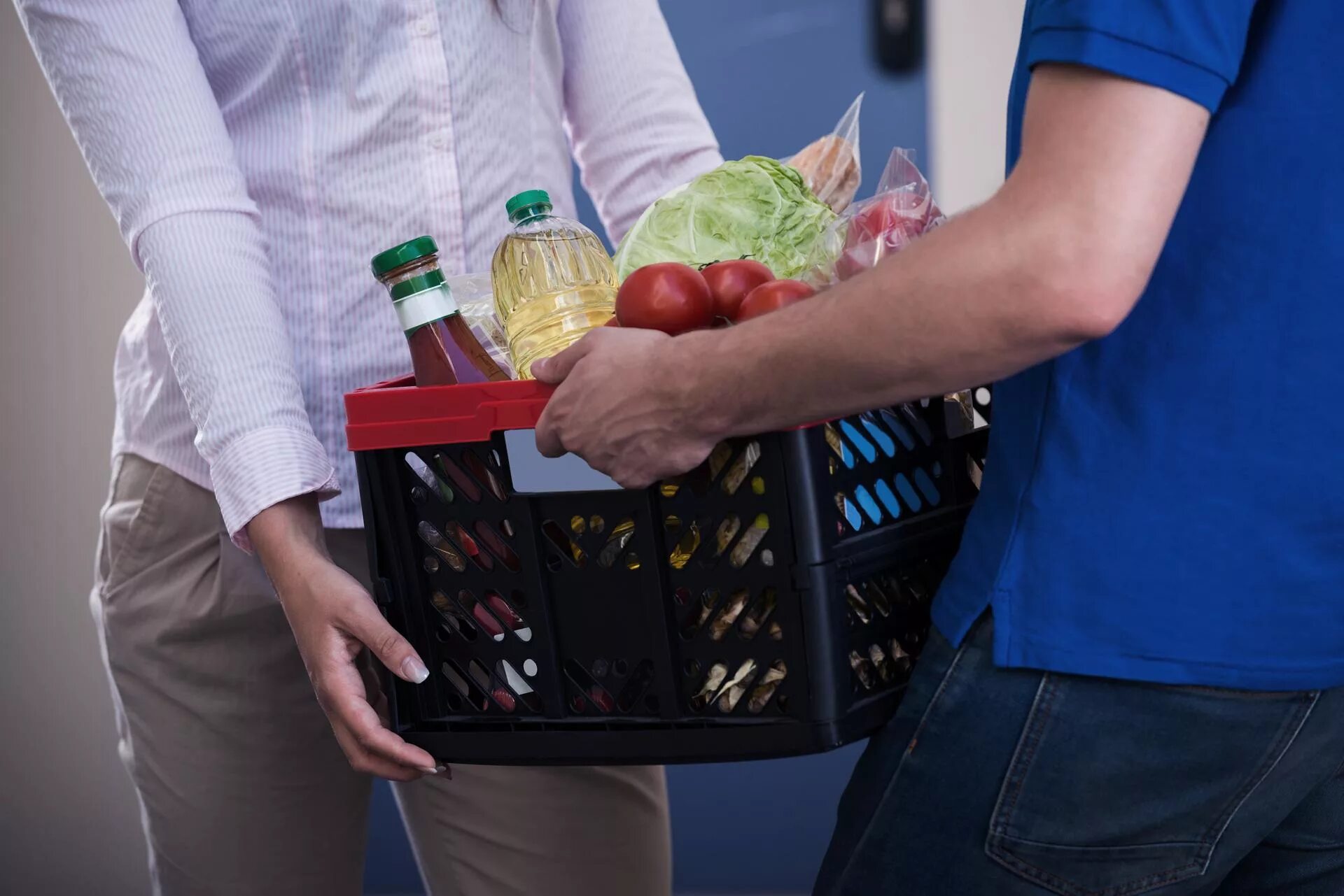 Доставщик продуктов. Пакет с продуктами. Перевозка продуктов. Самовывоз продуктов.