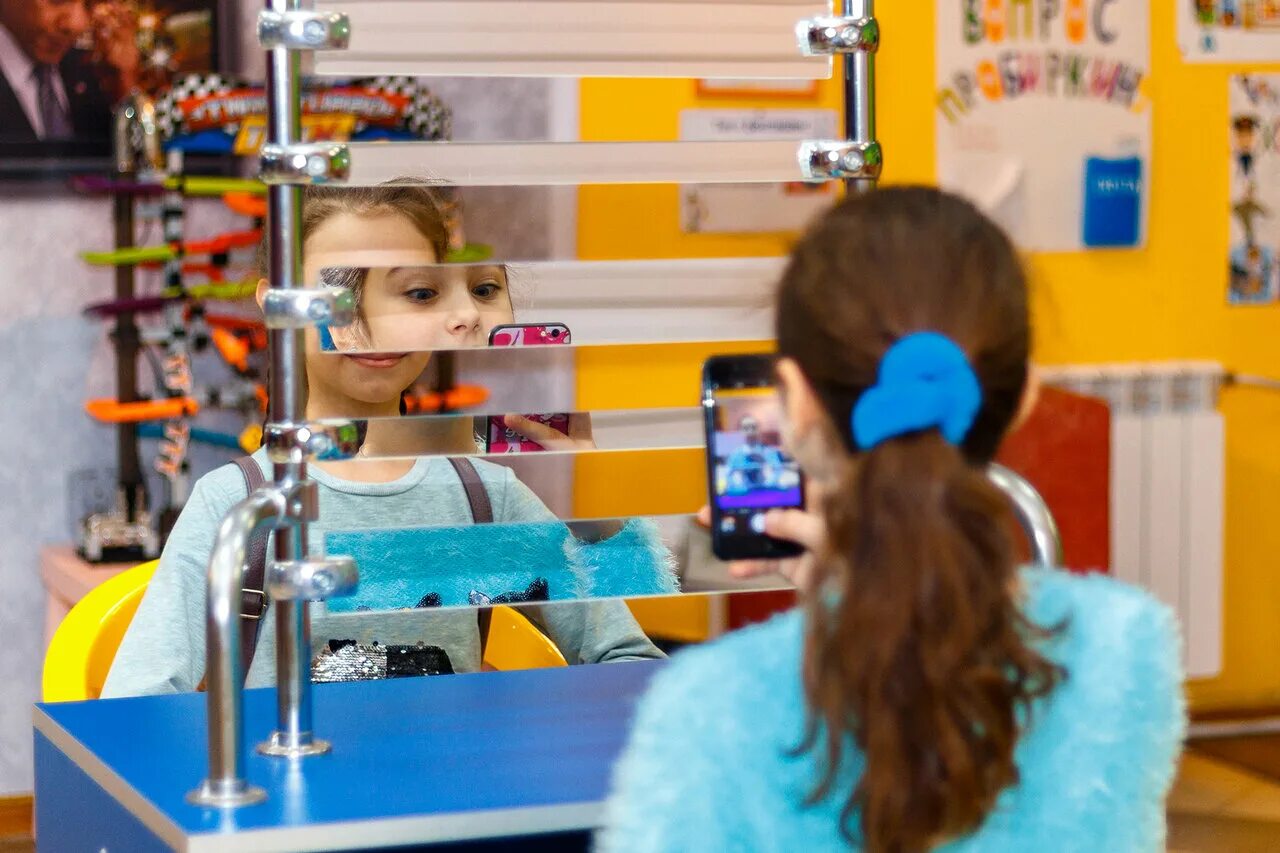 Московская 5 калуга безумная лаборатория. Безумная лаборатория. Безумная лаборатория. Чокнутый профессор химическое шоу. Сумасшедший профессор.